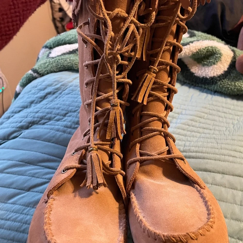 L.L. Bean Suede Leather Tan Tassel Fringe Sheepskin Boots 9 Medium Moccasin Cozy - Picture 2 of 12